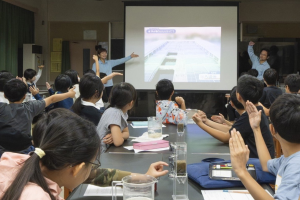 浄水場の仕組みを実際に体験